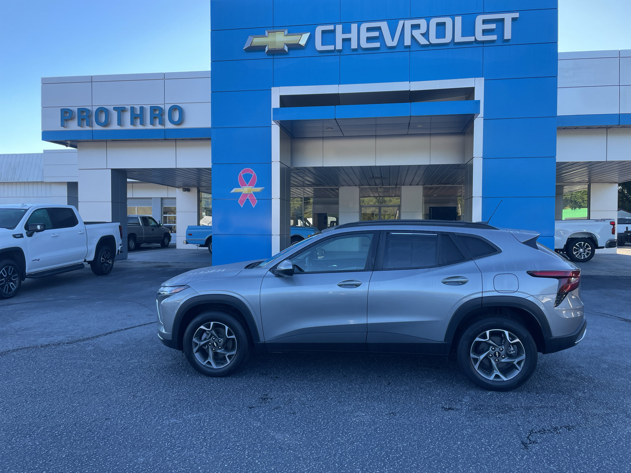 Certified 2025 Chevrolet Trax LT FWD image 1