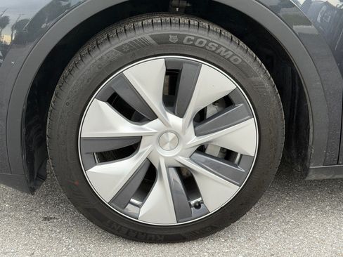 Used 2024 Tesla Model Y Long Range AWD/4WD image 17