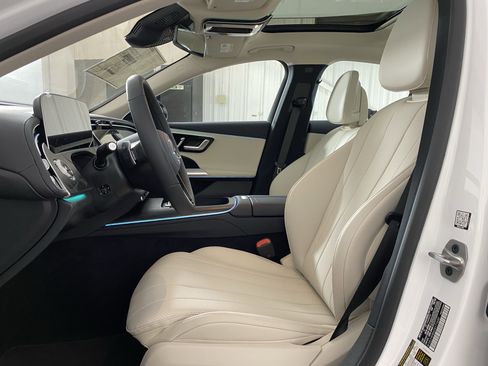 Used 2025 Mercedes-Benz E 350 4MATIC Sedan image 13