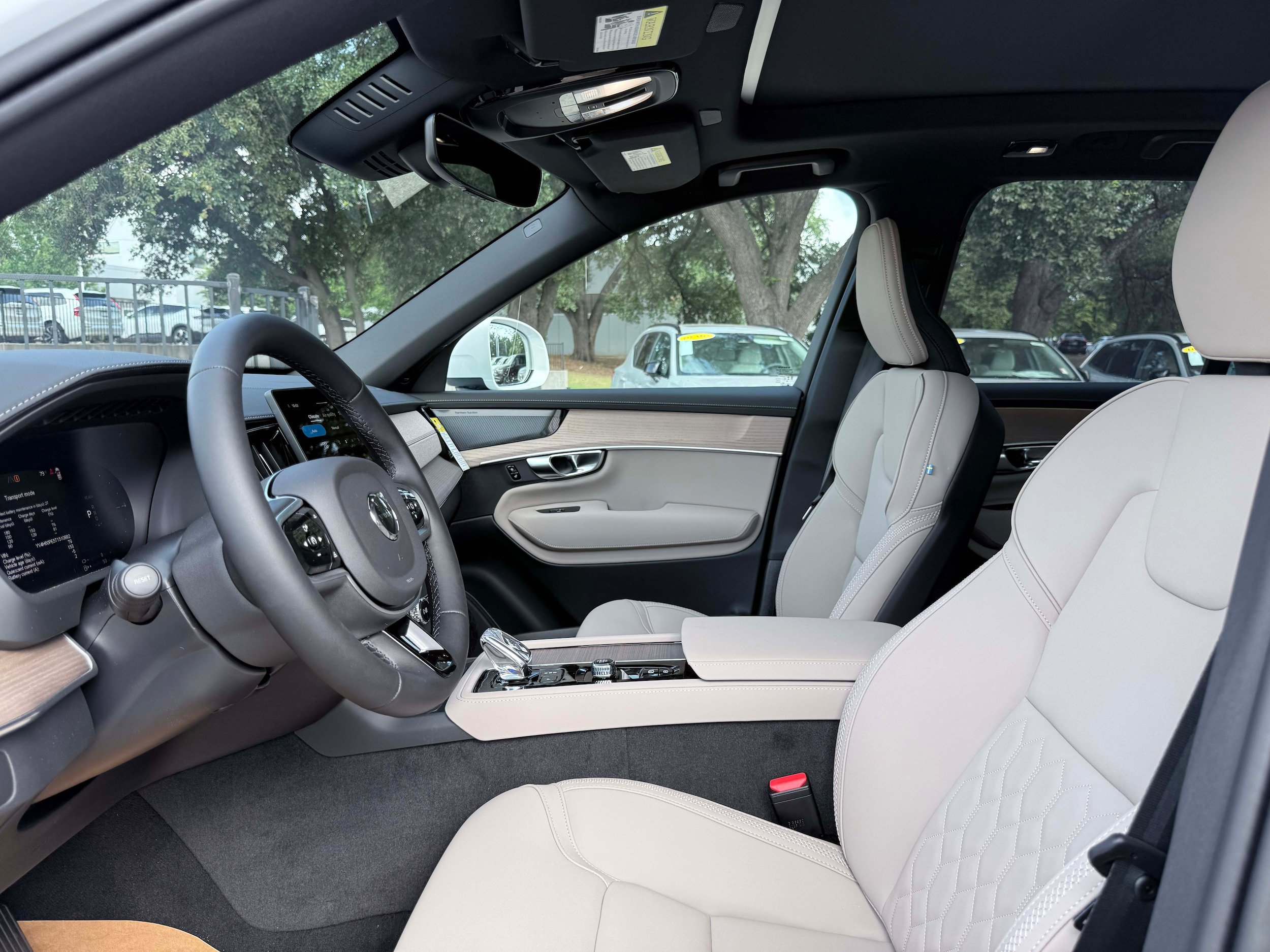 New 2026 Volvo XC90 T8 Plus w/ Protection Package Premier AWD/4WD image 12