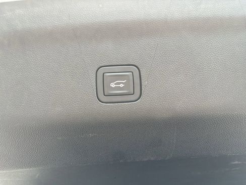 Used 2024 GMC Yukon SLT w/ SLT Luxury Package image 32