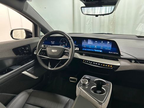Used 2025 Cadillac Optiq Sport 2 w/ LPO, Floor Liner Package AWD/4WD image 10