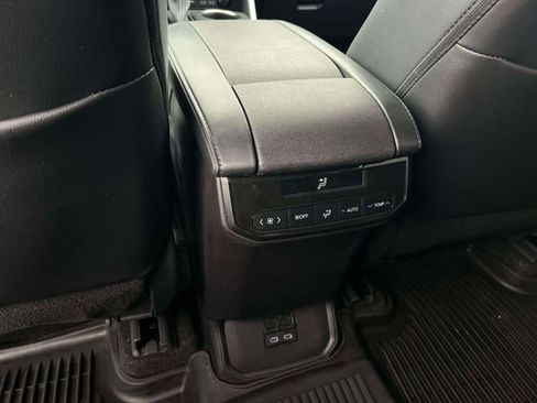 Used 2024 Toyota Highlander XLE AWD/4WD image 27