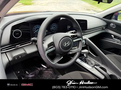 Used 2024 Hyundai Elantra SEL FWD image 4