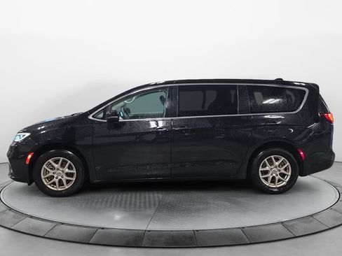 Used 2024 Chrysler Pacifica Touring-L FWD image 2