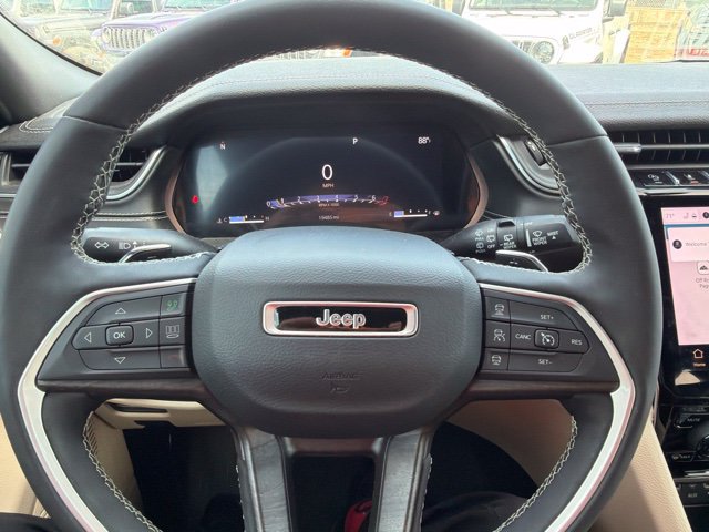 Used 2023 Jeep Grand Cherokee L Limited w/ Black Appearance Package AWD/4WD image 13