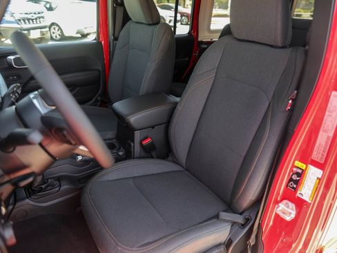 Used 2025 Jeep Wrangler Unlimited Sahara image 7