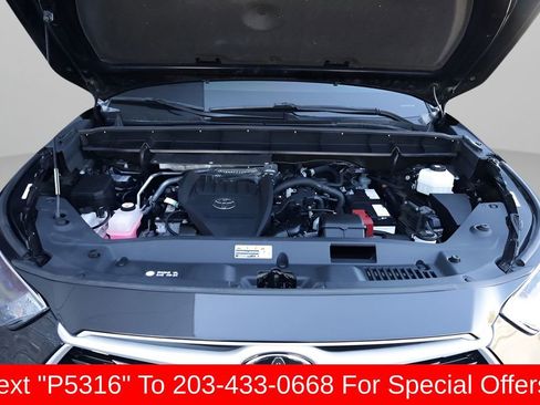 Used 2023 Toyota Highlander XLE AWD/4WD image 9