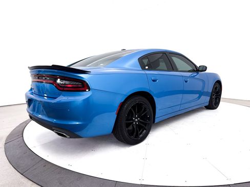 Used 2018 Dodge Charger SXT w/ Blacktop Package RWD image 11