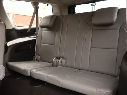 Used 2015 Chevrolet Suburban LT RWD image 23
