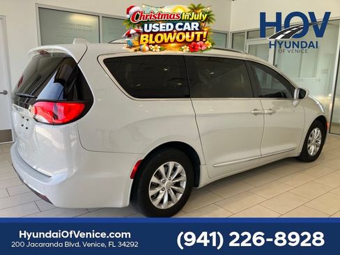 Used 2019 Chrysler Pacifica Touring-L w/ Premium Audio Group FWD image 6