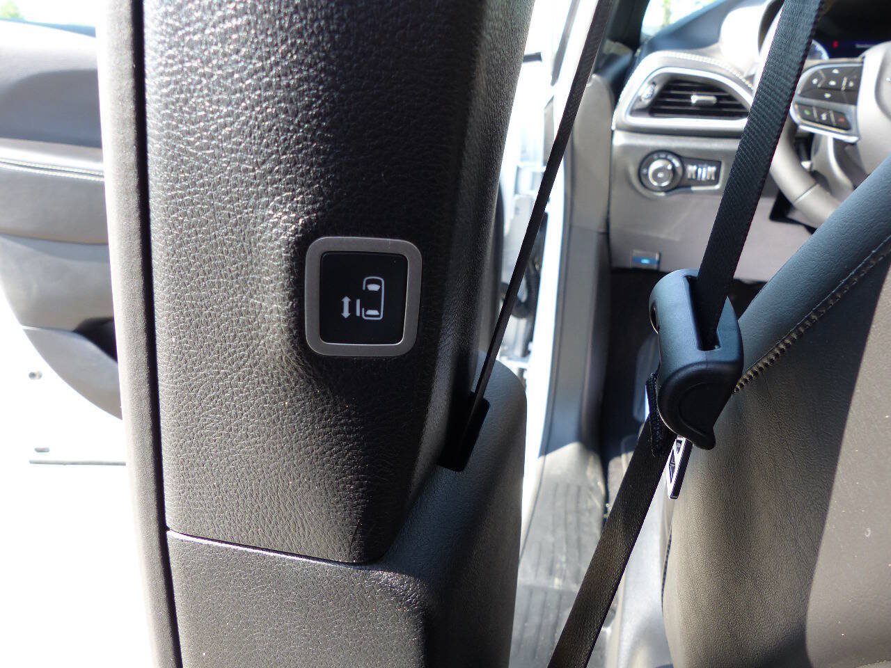 Used 2026 Chrysler Pacifica Select FWD image 43