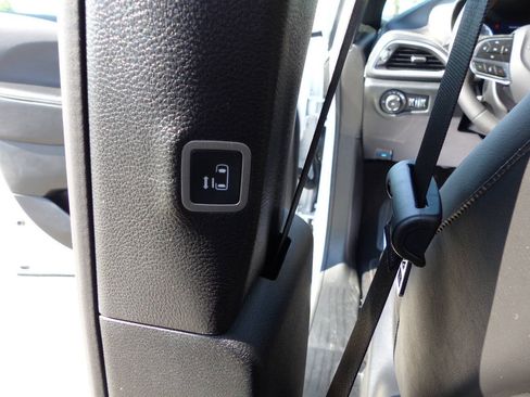Used 2026 Chrysler Pacifica Select FWD image 43