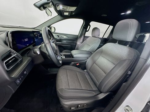 Used 2025 Chevrolet Traverse LT image 13