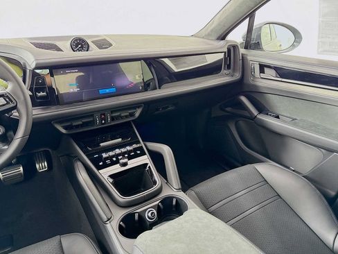 New 2025 Porsche Cayenne GTS image 19