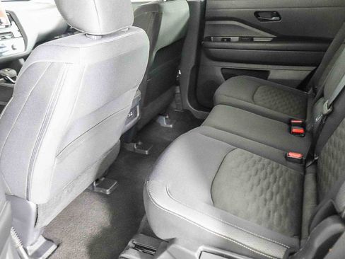 Used 2024 Nissan Pathfinder SV image 18