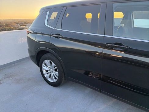 Used 2025 Mitsubishi Outlander ES image 32