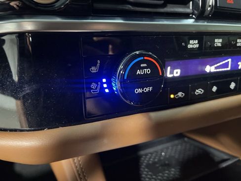 Used 2024 Nissan Pathfinder Platinum image 40