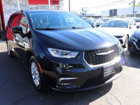 Used 2024 Chrysler Pacifica Touring-L FWD image 7