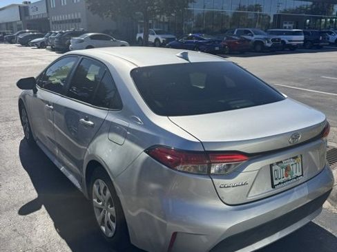 Used 2022 Toyota Corolla LE image 3