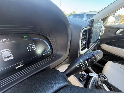 Used 2025 Hyundai Venue SEL FWD image 23