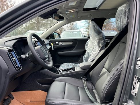 New 2026 Volvo XC40 B5 Plus w/ Protection Package Premier image 9