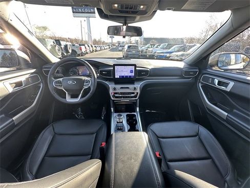 Certified 2022 Ford Explorer XLT w/ Equipment Group 202A image 3