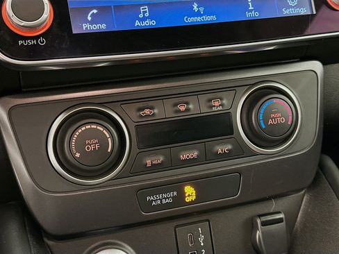 Used 2025 Nissan Leaf S image 23