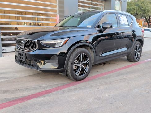 Used 2025 Volvo XC40 B5 Core image 5