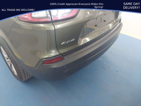 Used 2019 Jeep Cherokee Latitude Plus w/ Cold Weather Group AWD/4WD image 7