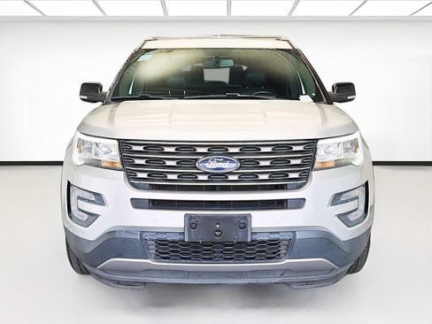 Used 2017 Ford Explorer XLT w/ Equipment Group 202A image 2