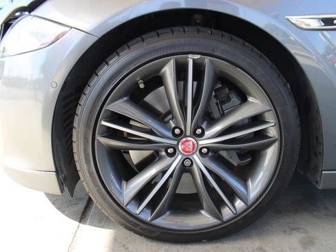 Used 2019 Jaguar XJ Supercharged image 33