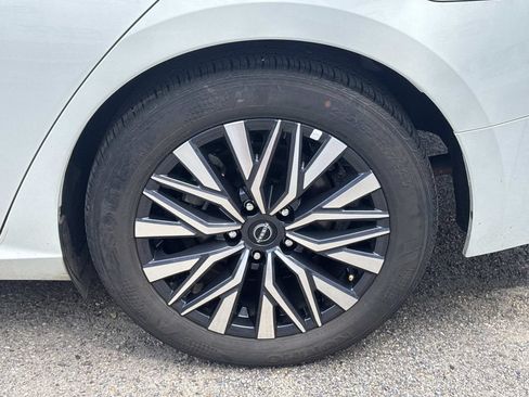 Used 2025 Nissan Altima 2.5 SV FWD image 13