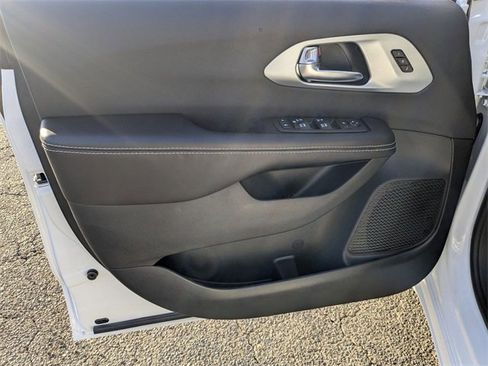 New 2026 Chrysler Pacifica Limited image 8
