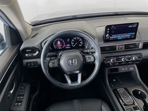 Used 2024 Honda Pilot Touring image 28
