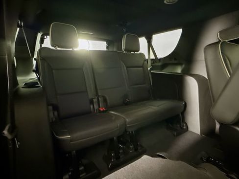 Used 2024 Chevrolet Suburban Premier image 31