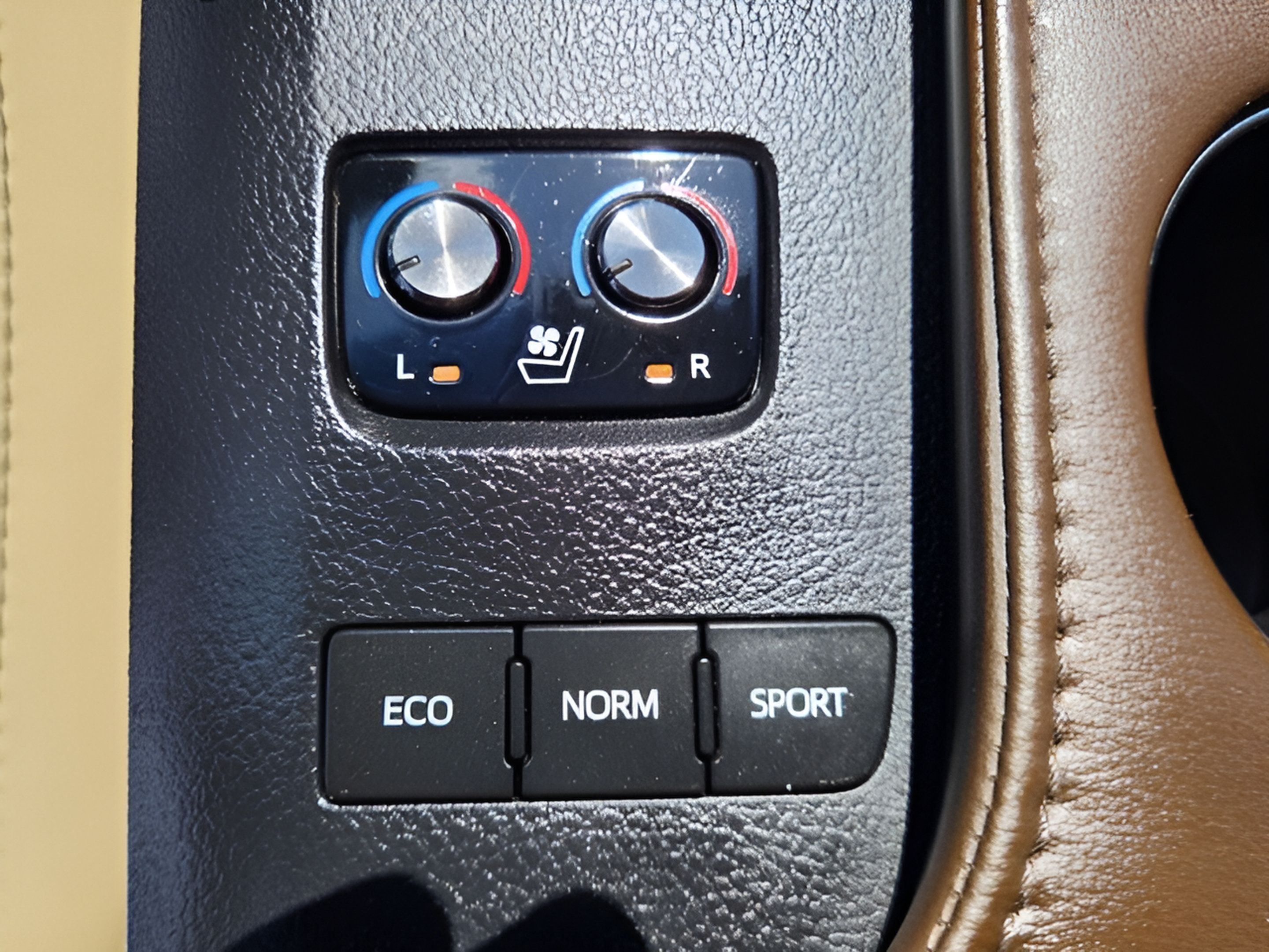 Used 2015 Toyota Avalon Limited FWD image 21