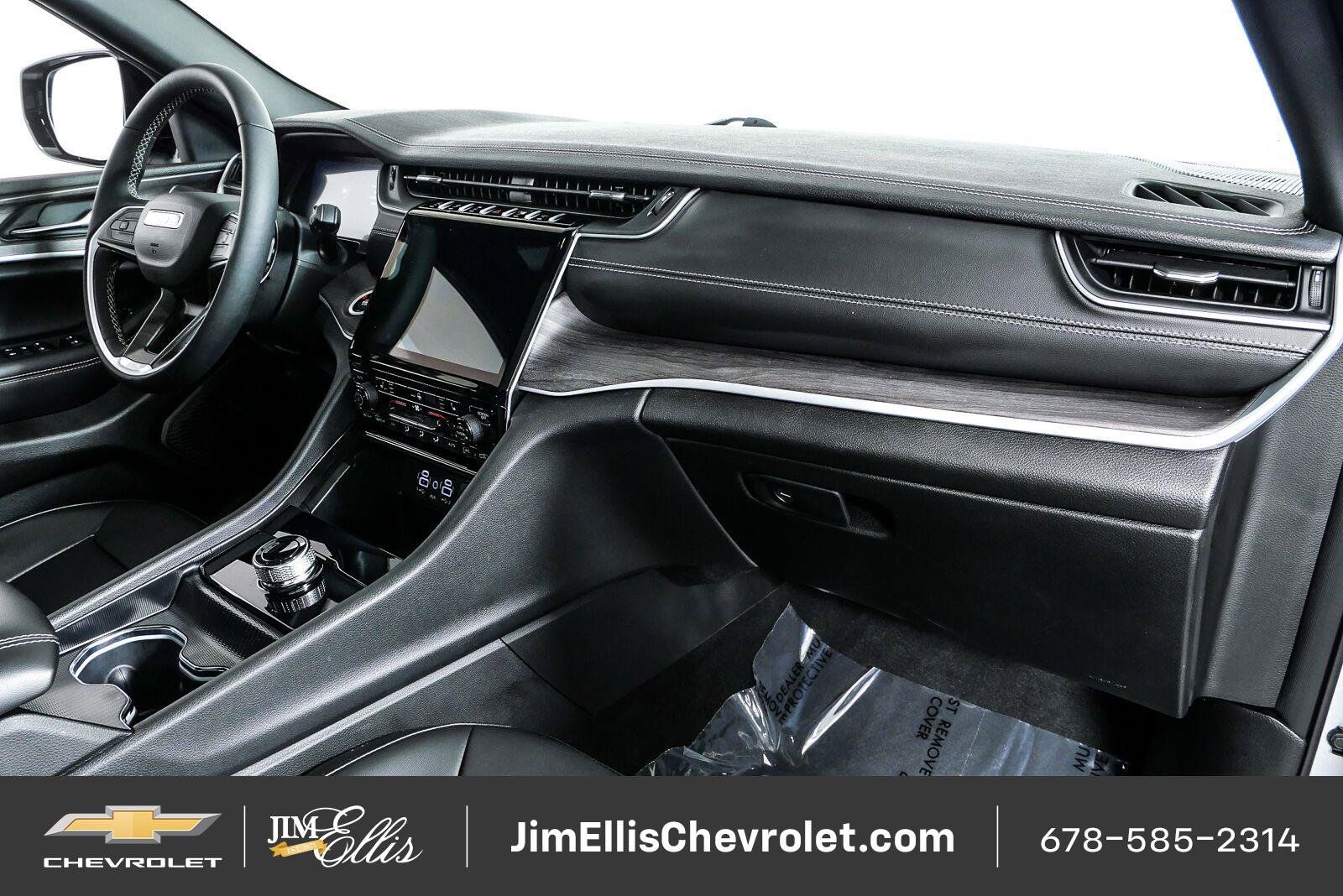 Used 2025 Jeep Grand Cherokee Limited w/ Black Appearance Package RWD image 24