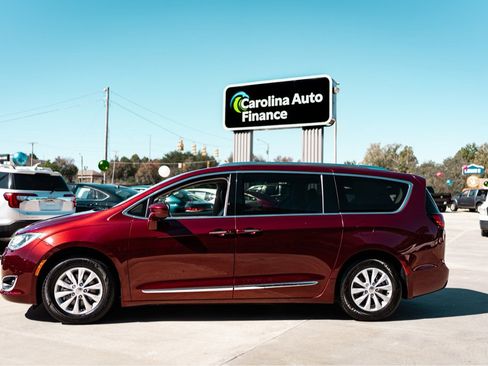 Used 2018 Chrysler Pacifica Touring-L image 6