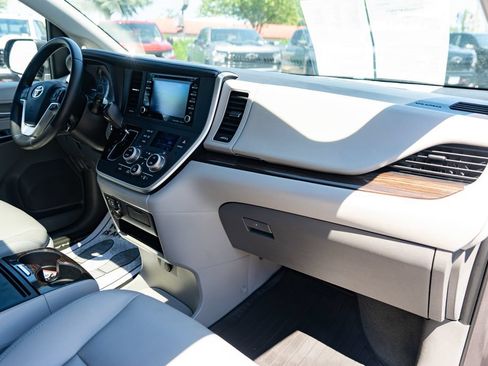 Used 2020 Toyota Sienna XLE FWD image 31