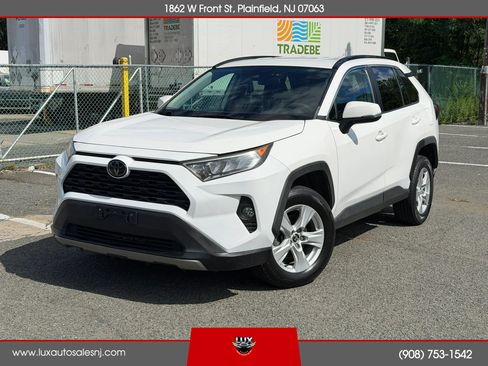 Used 2020 Toyota RAV4 XLE FWD image 1
