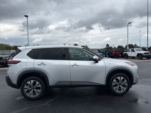 Used 2023 Nissan Rogue SV AWD/4WD image 2