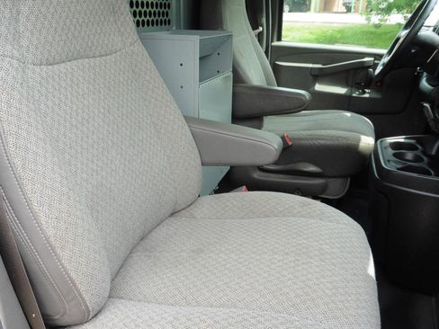 Used 2018 Chevrolet Express 2500 w/ Driver Convenience Package RWD image 22
