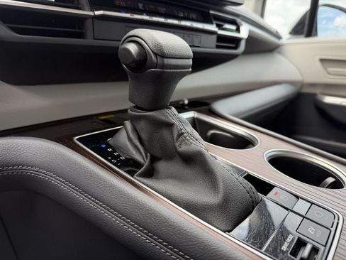 Used 2024 Toyota Sienna LE w/ LE Plus Package FWD image 19
