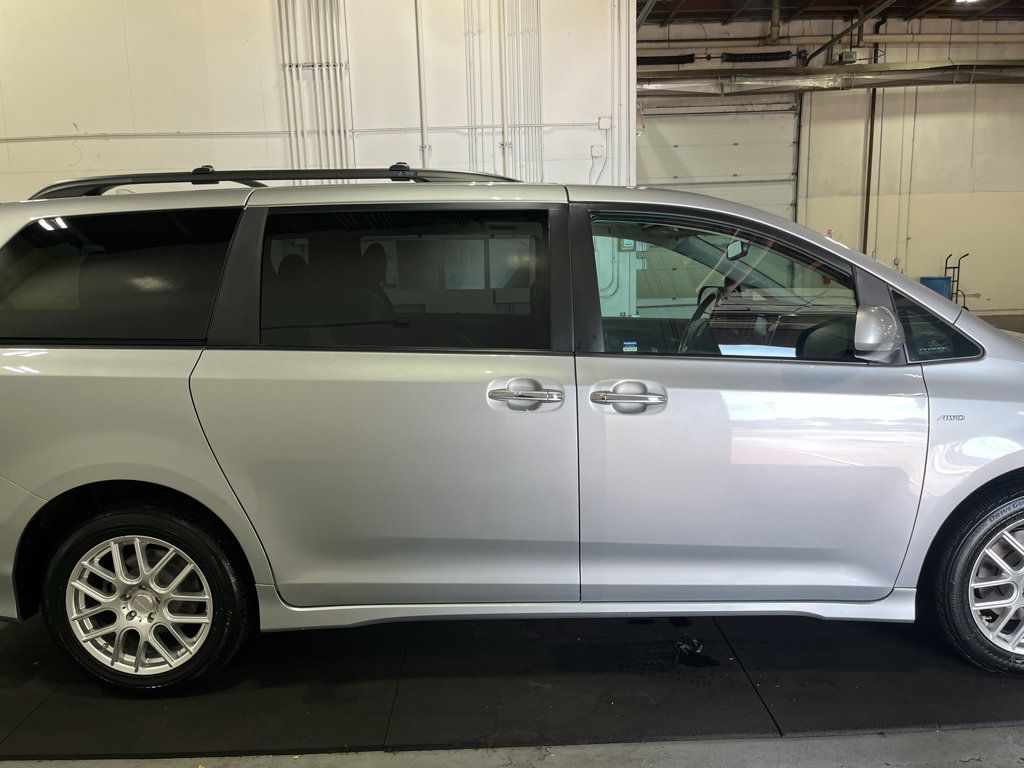Used 2019 Toyota Sienna SE w/ SE Preferred Package AWD/4WD image 9