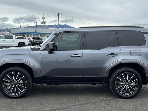 Used 2024 Lexus GX 550 w/ Cold Area Package AWD/4WD image 8