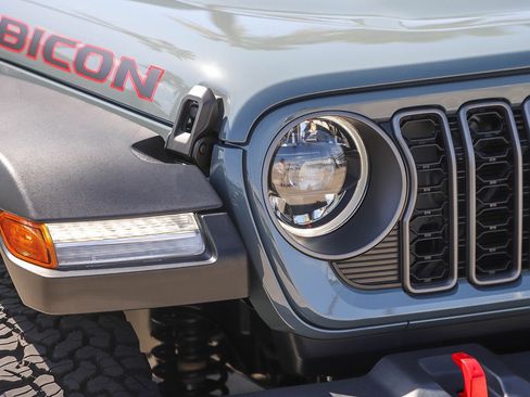 Used 2025 Jeep Wrangler Unlimited Rubicon AWD/4WD image 4