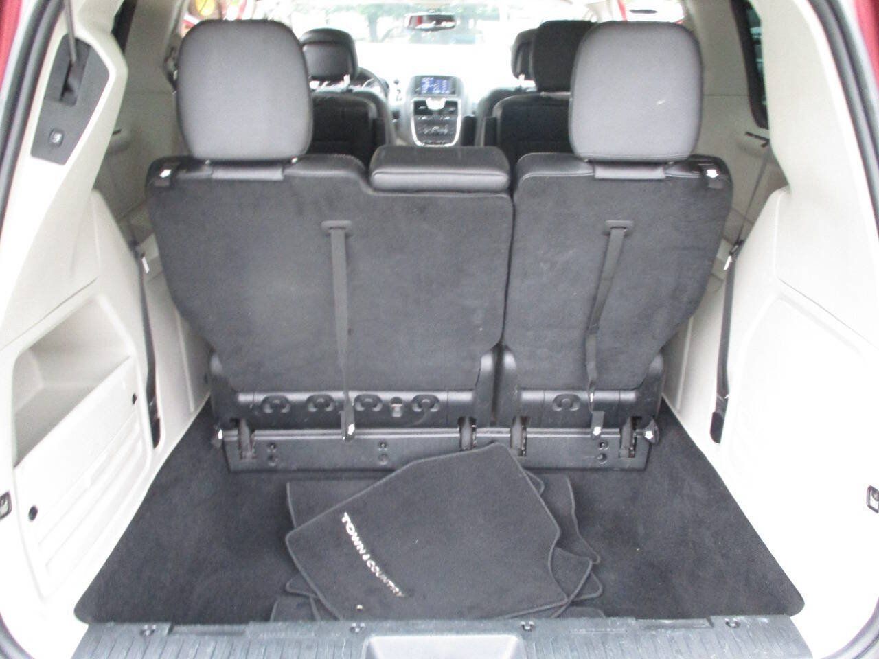 Used 2015 Chrysler Town & Country Touring-L w/ Driver Convenience Group FWD image 29