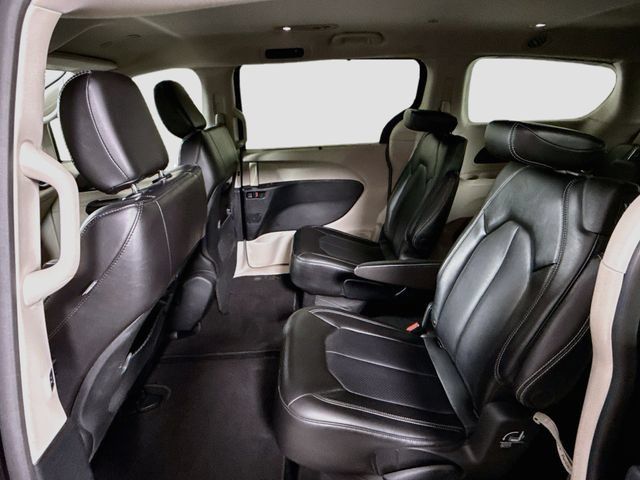 Used 2023 Chrysler Pacifica Touring-L FWD image 28