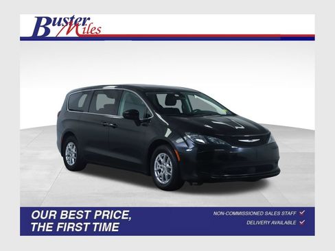 Used 2022 Chrysler Voyager LX FWD image 1